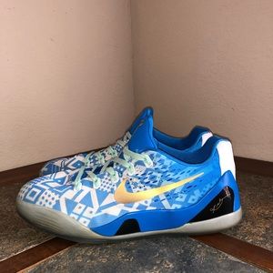 Youth Nike “Hyper Cobalt” Size 7y 🦋